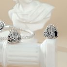 Stříbrná kabelka s růžovým vzorem charm